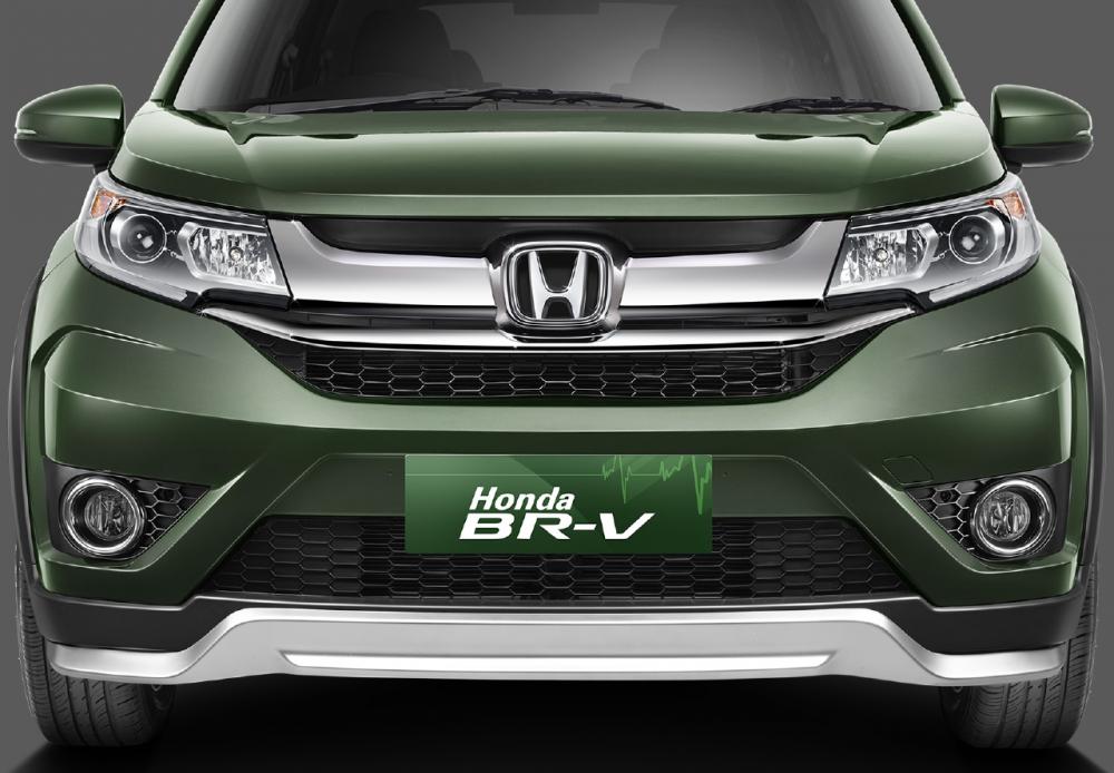Tampilan sisi depan mobil Honda BR-V E Prestige Facelift 2018 berwarna hijau 