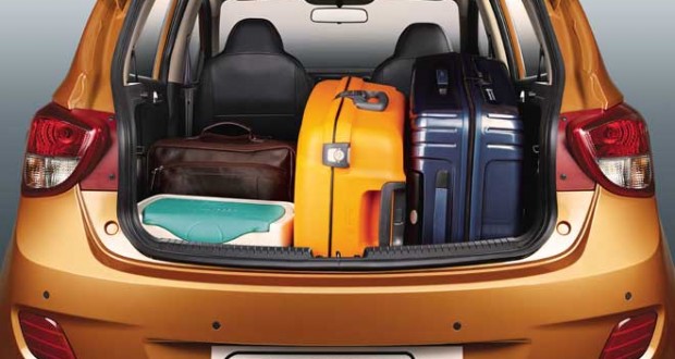 gambar bagasi Hyundai Grand i10 yang mampu menampung 2 koper berukuran besar