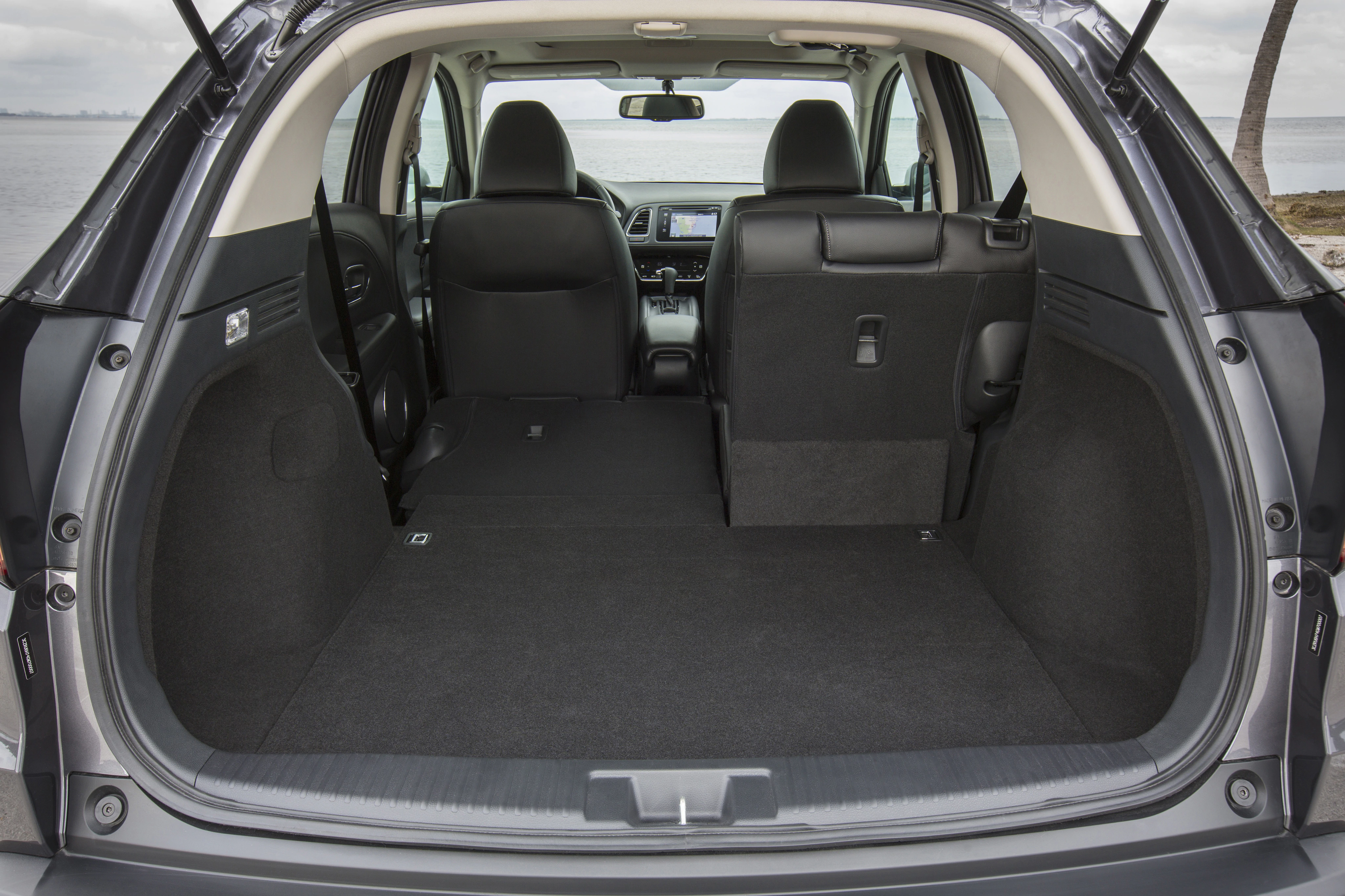 Ruang bagasi mobil Honda HR-V Facelift 2018 cukup luas untuk mengangkut barang