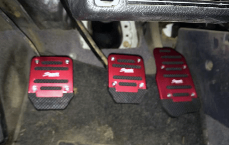 Gambar ini menunjukkan 3 pedal yang telah diganti menjadi lebih menarik dengan warna merah