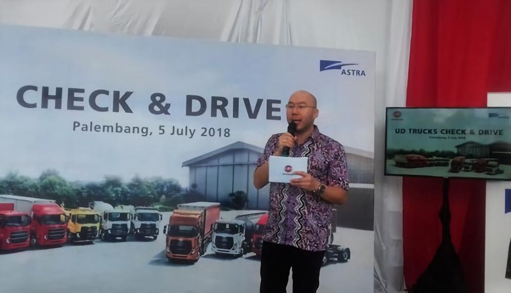 Handi Lim, Sales Direktur UD Trucks lndonesia sedang memberikan sambutan
