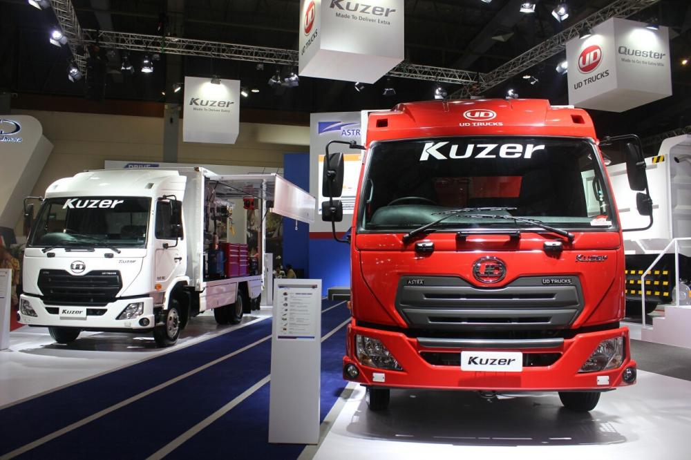 Gambar dua unit UD Trucks Kuzer warna merah dan putih