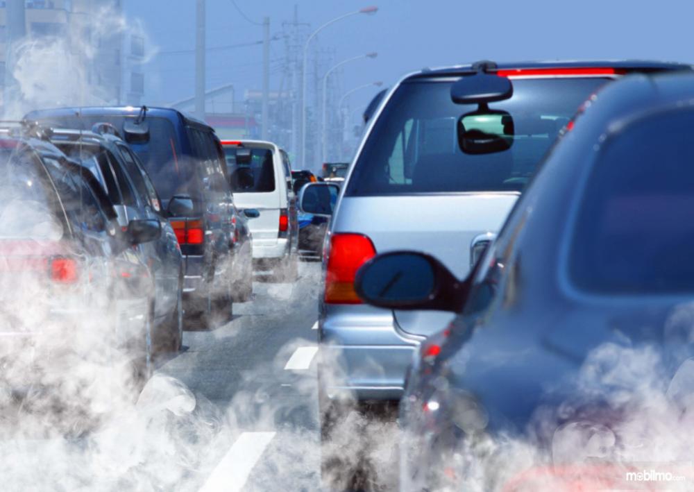 Gambar Lalu lintas pekat dengan asap kendaraan