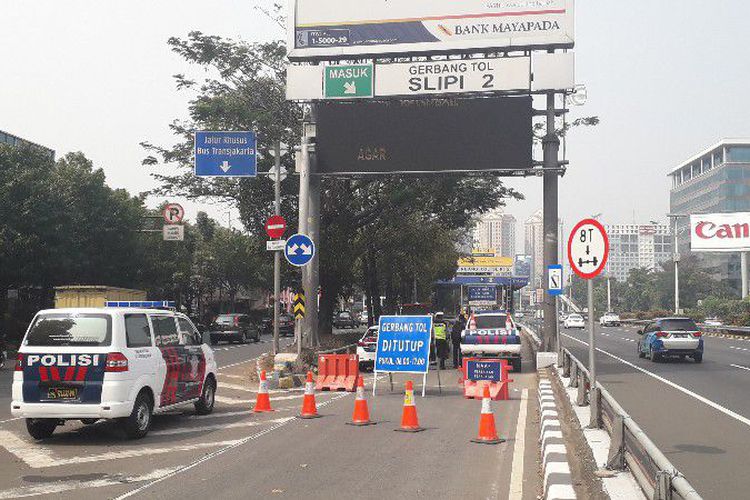 Gambar yang menunjukan penutupan pada pintu jalan tol untuk Asian Games 2018