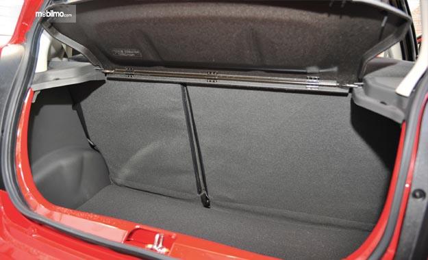 bagian bagasi Chevrolet Spark 2018 berkapasitas 170 liter ketika kursi baris kedua masih digunakan