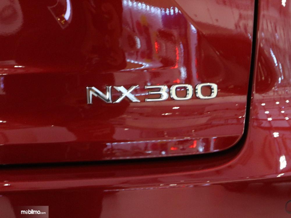 Tampak badge atau logo Lexus NX300T F-Sport 2018