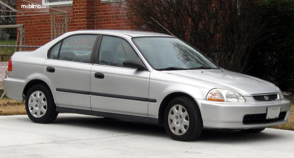 Gambar yang menunjukan mobil lawas Honda Civic 1998