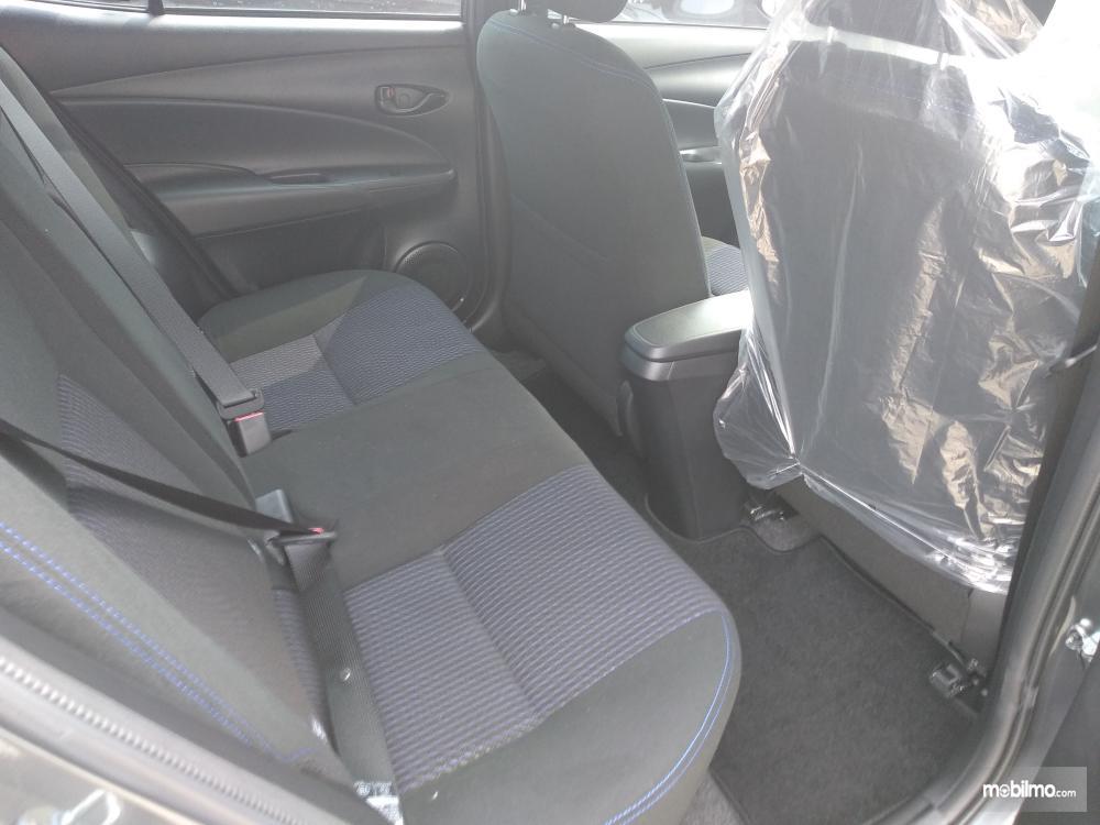 bagian kursi baris belakang Toyota Yaris E M/T 2018 dengan balutan fabric berwarna hitam