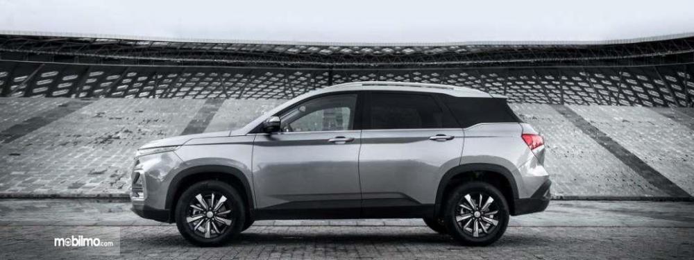 Gambar mobil Wuling SUV Baojun 530 2018 dilihat dari sisi samping