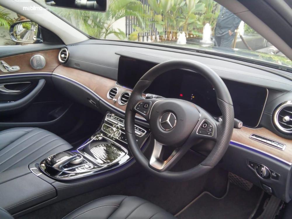 bagian setir Mercedes-Benz E350 EQ 2018 dengan audio steering switch dan paddle shift