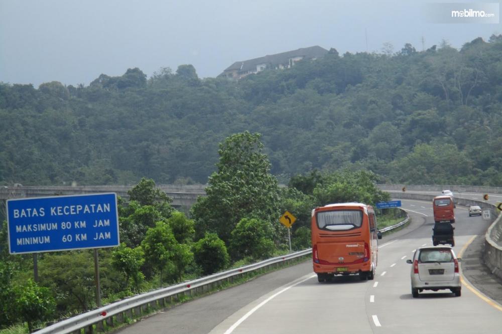 Foto rambu kecepatan di jalan tol