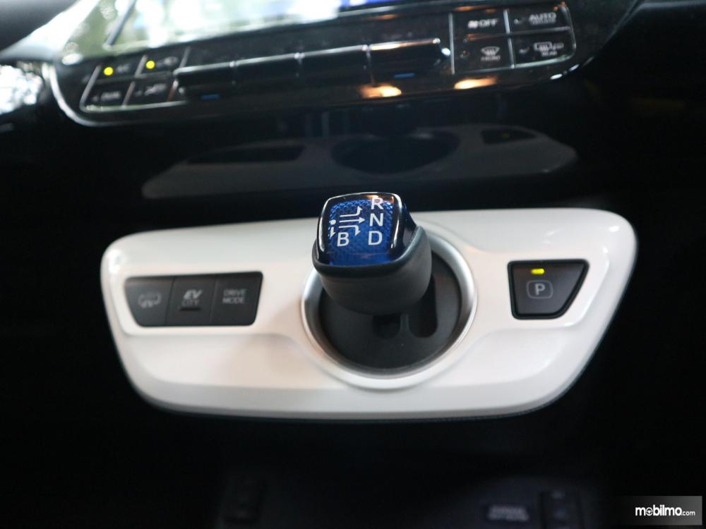 Tampak konsol transmisi dan pilihan mode berkendara Toyota All New Prius PHV 2019