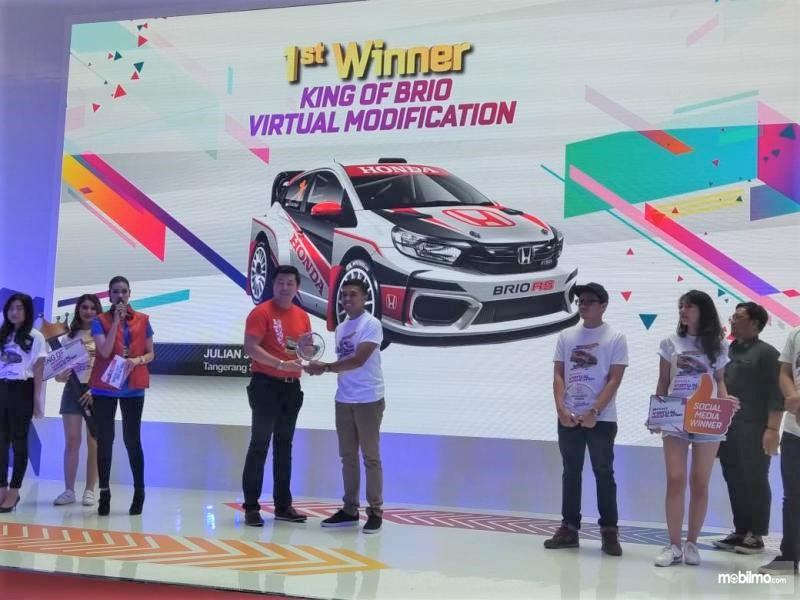 Foto penyerahan penghargaan kepada pemenang kontes Honda Brio Virtual Modification