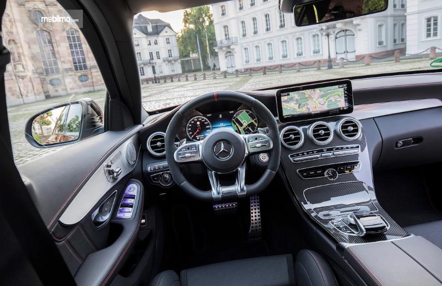 Gambar yang menunjukan bagian dasbor Mercedes-Benz C300 AMG 2019