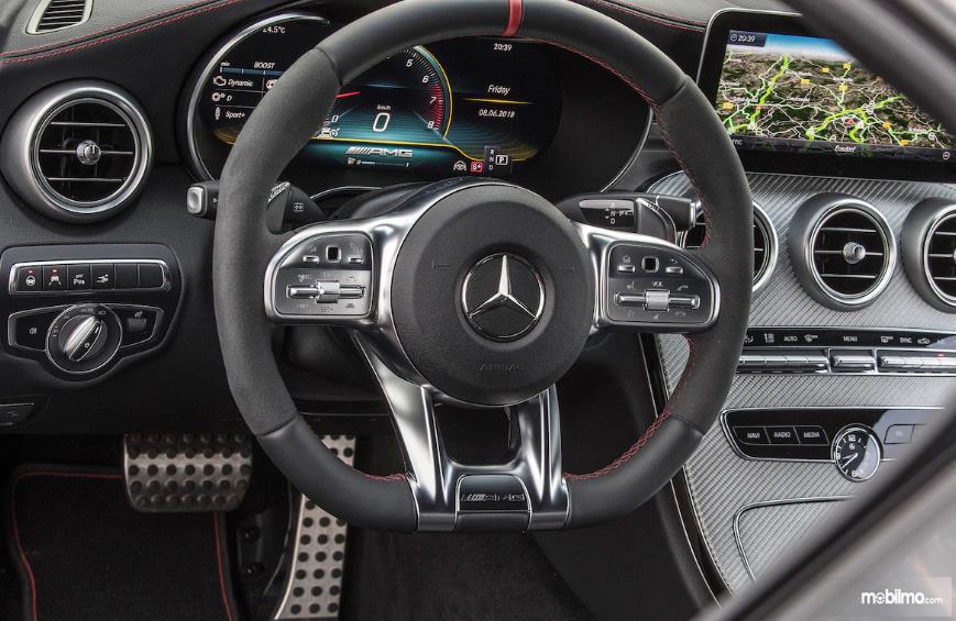 Gambar yang menunjukan bagian kemudi Mercedes-Benz C300 AMG 2019