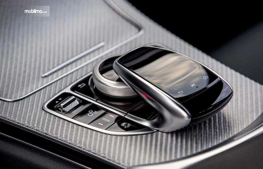 Gambar yang menunjukan fitur Mercedes-Benz C300 AMG 2019