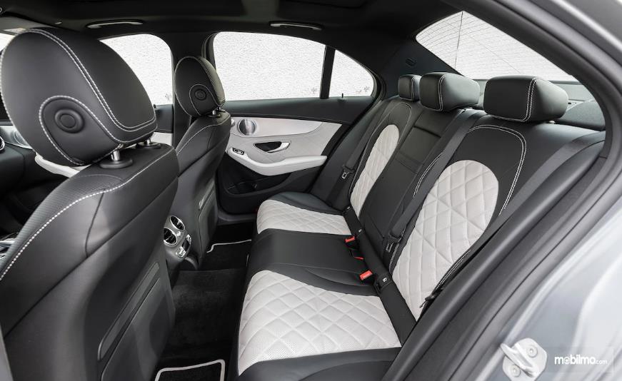 Gambar yang menunjukan bagian kursi Mercedes-Benz C300 AMG 2019