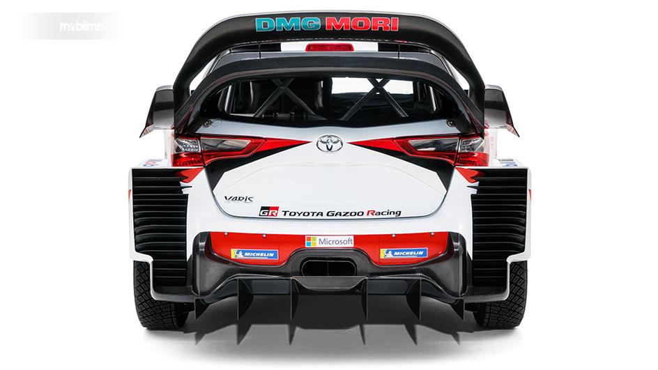 Gambar mobil Toyota Yaris WRC 2018 berwarna-warni dilihat dari sisi belakang