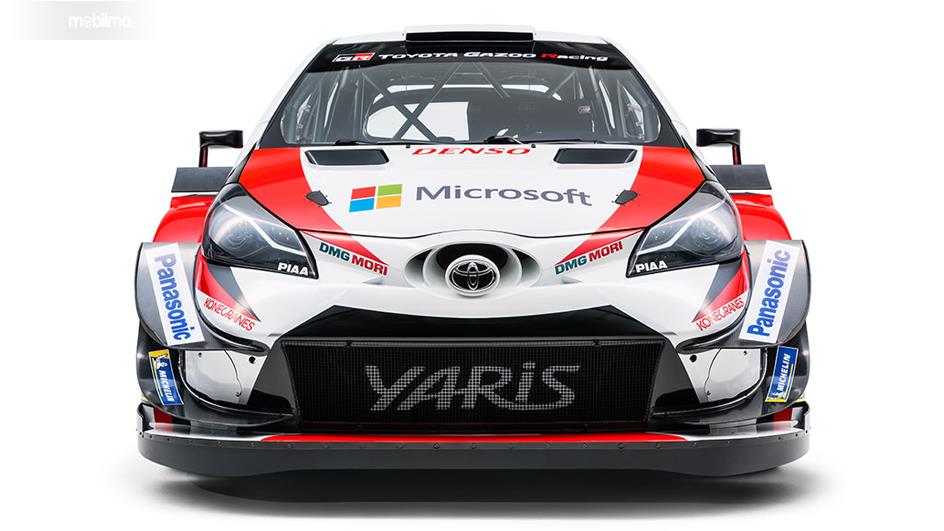 Tampak depan mobil Toyota Yaris WRC 2018 dengan berbagai sticker di seluruh bagian mobil