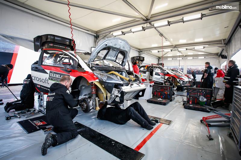 Tampak Toyota Yaris WRC 2018 dibongkar untuk reparasi sebelum turun SS