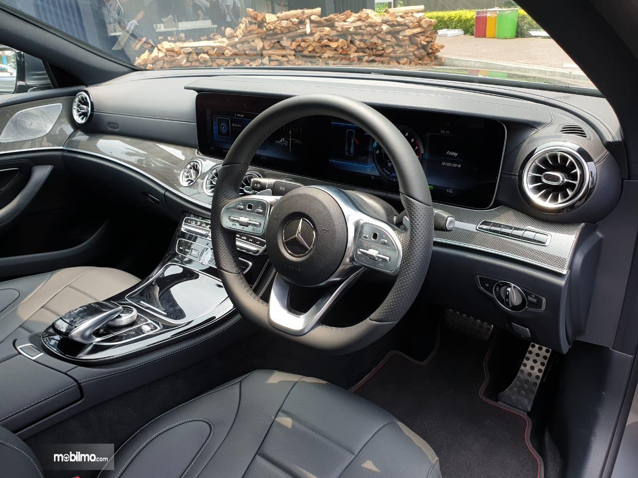 Gambar dasbor Mercedes-Benz CLS 350 AMG Line 2018