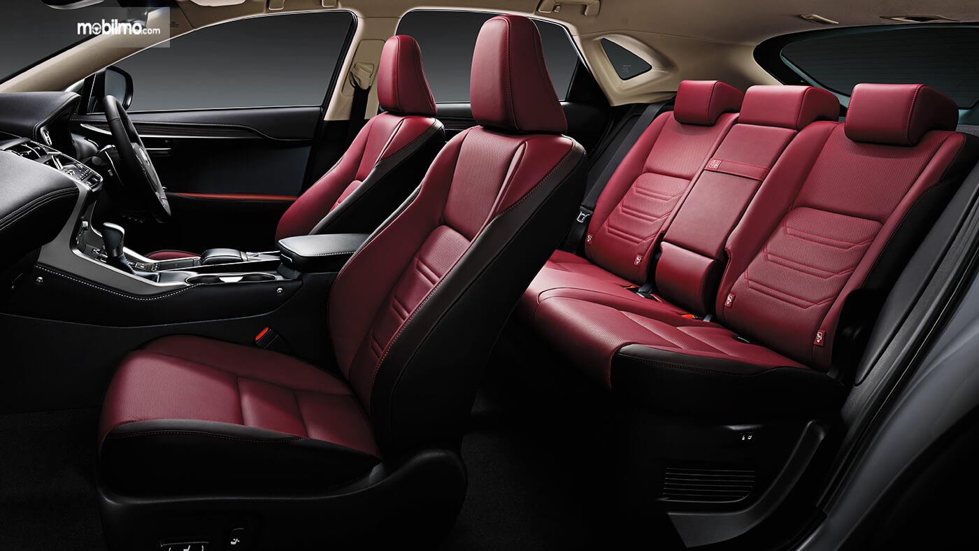 Gambar menjunjukkan layout kursi pada Lexus NX300 Luxury 2018