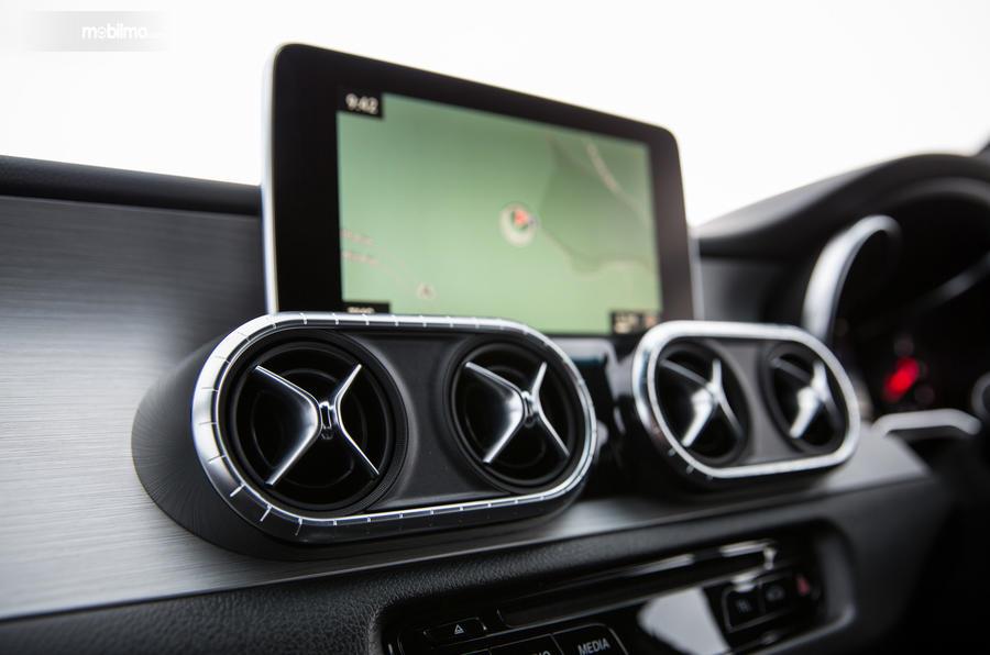 Gambar menunjukkan Live Traffic mobil Mercedes-Benz X-Class 2019