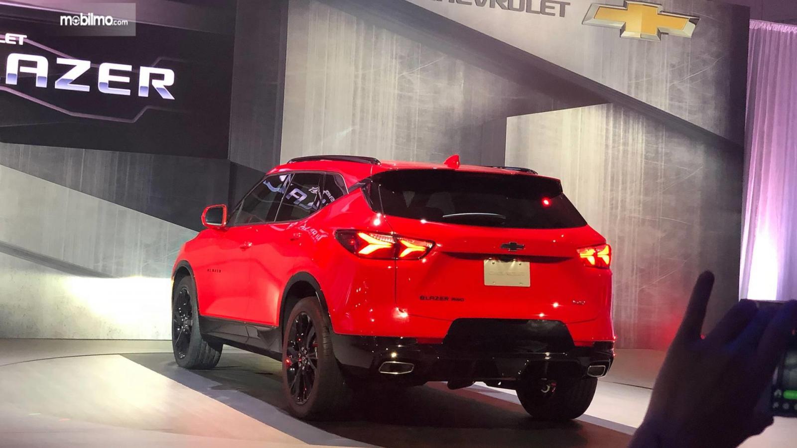 Tampilan belakang mobil All New Chevrolet Blazer 2019 berwarna merah