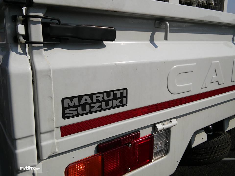 Gambar bagian belakang mobil Suzuki  Super Carry Pick Up Diesel 2019 dengan Maruti Suzuki Logo