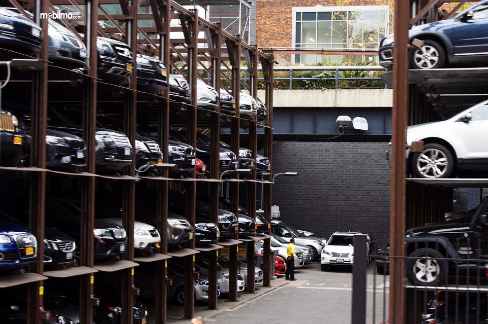 Gambar banyak mobil sedang parkir di tempat parkir bertingkat