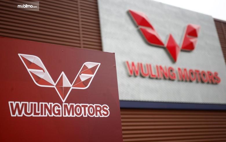Foto logo Wuling terpampang di pabrik Wuling Motors Cikarang