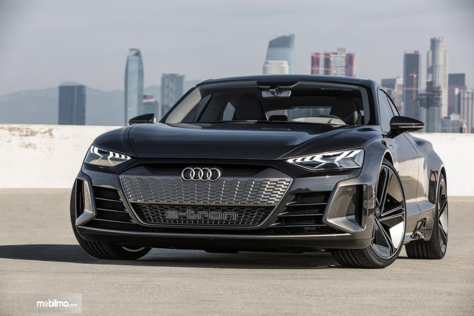 Gambar menunjukkan Tampilan depan Audi e-tron GT 2019