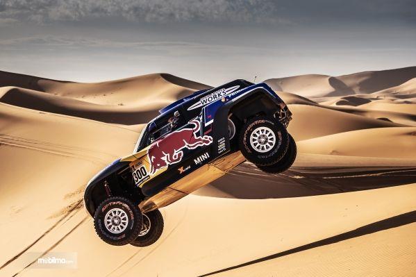 Tampak Mini All 4 Racing Buggy Dakar 2019 jumping high