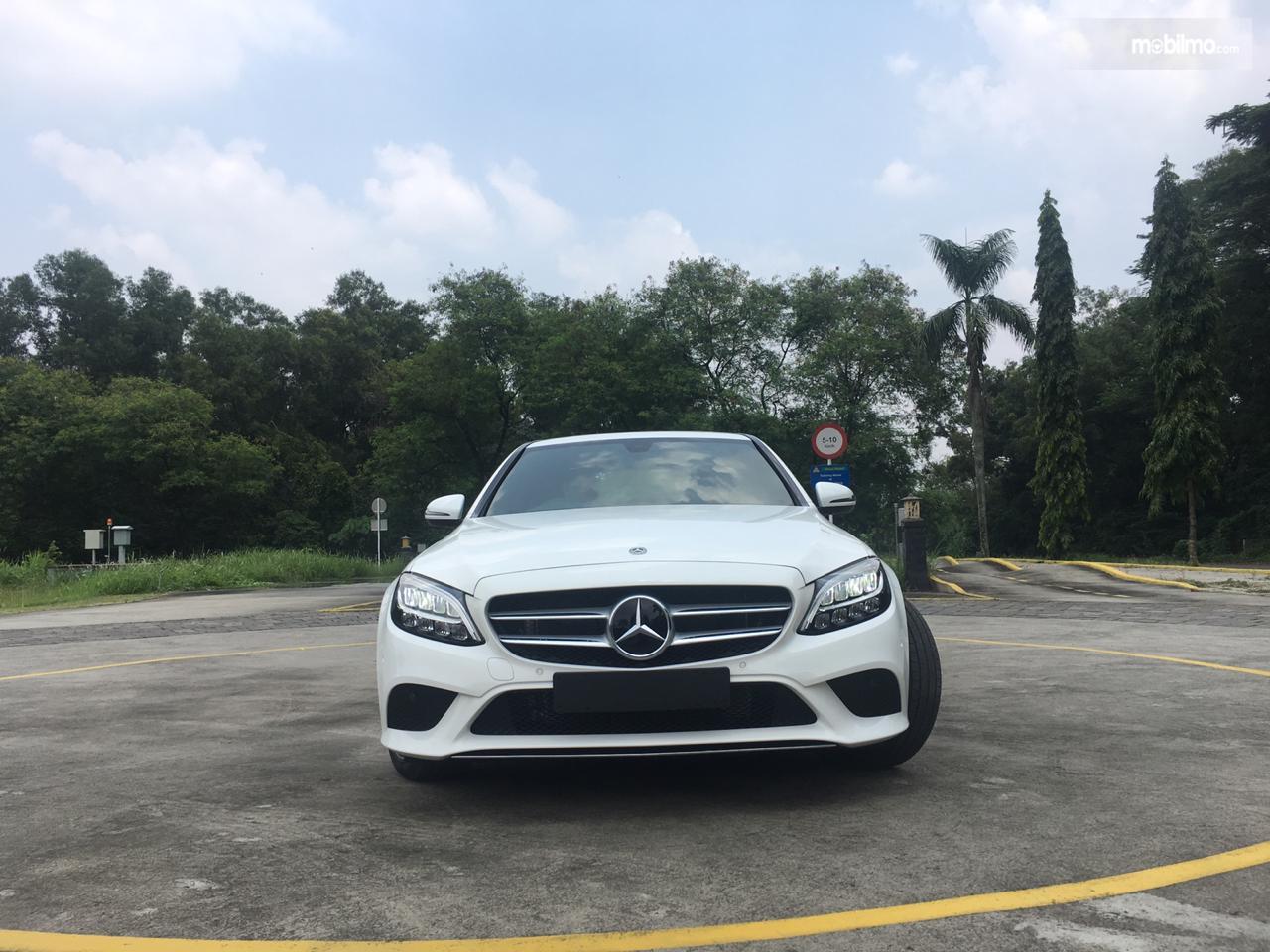 Gambar tampilan depan Mercedes-Benz C200 EQ Boost Avantgrade 2019