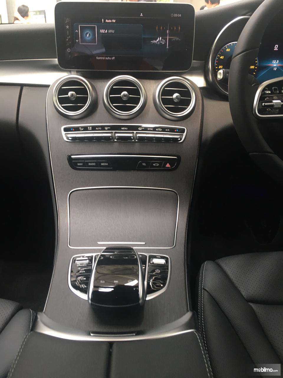 Gambar konsol tengah Mercedes-Benz C200 EQ Boost Avantgrade 2019