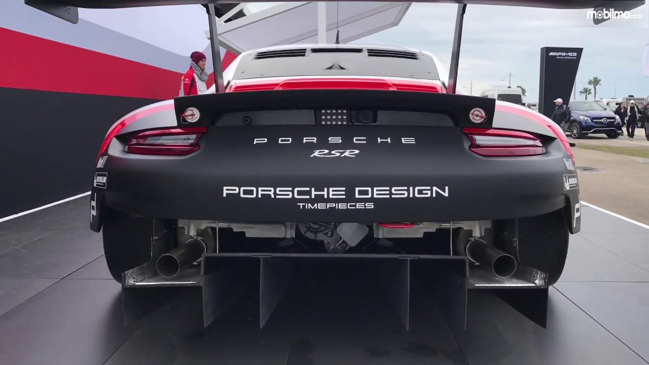 Foto Porsche 911 RSR tampak dari belakang