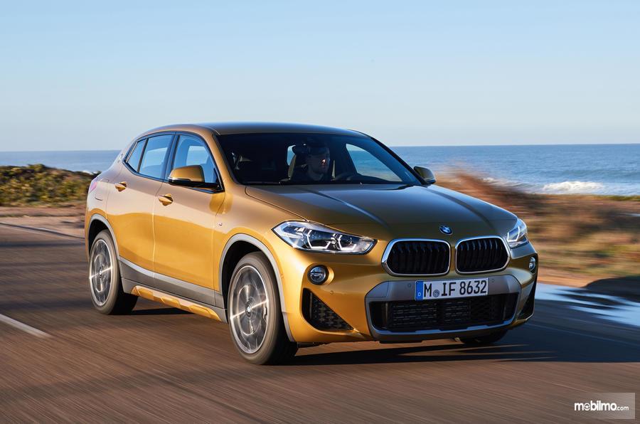 tampilan depan BMW X2 2019 berwarna kuning