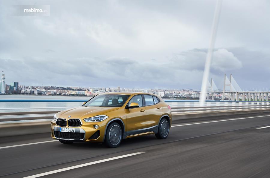 BMW X2 2019 baru berwarna emas