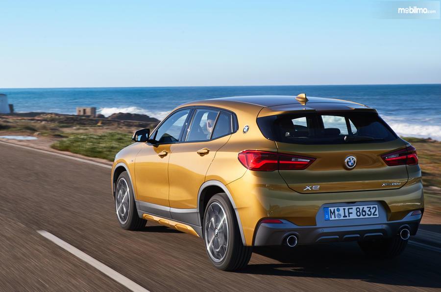 tampilan belakang BMW X2 2019 berwarna kuning