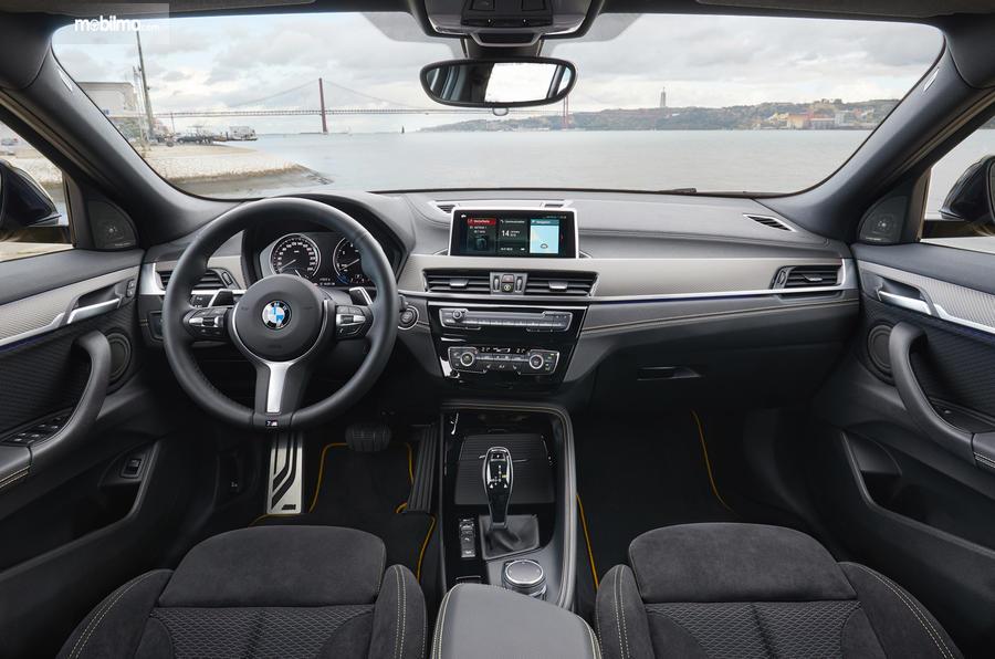 Gambar yang menunjukan bagian dalam dasbor BMW X2 2019