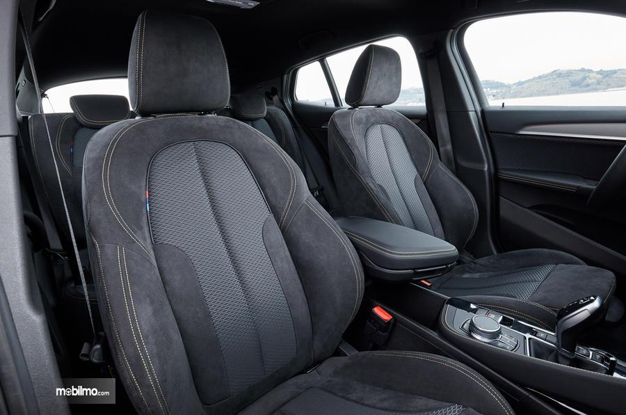 kursi BMW X2 2019 dari kain berwarna hitam