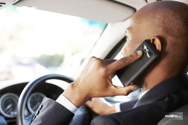 penasihat keuangan mengemudi berjas hitam sedang mengemudi