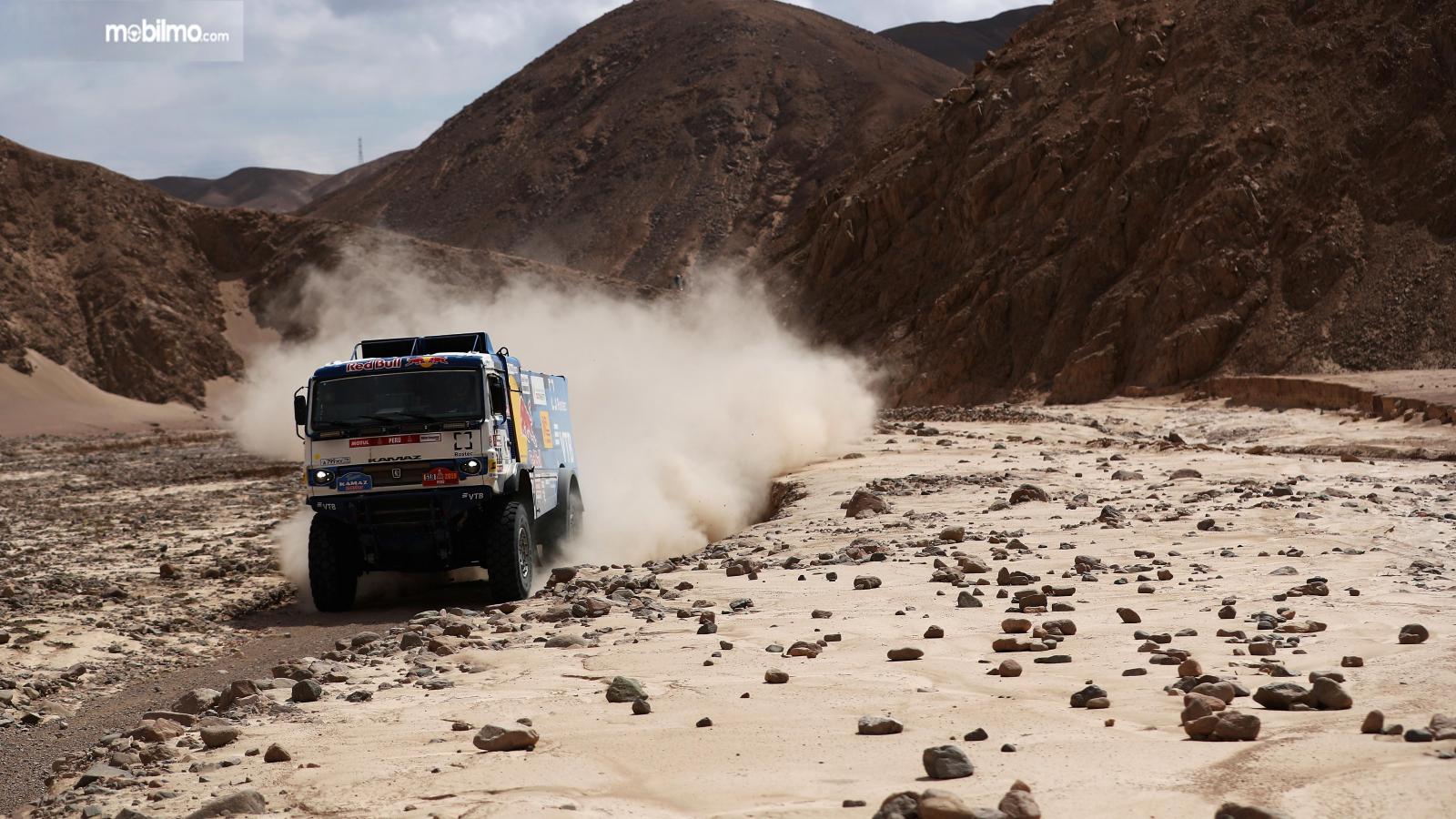 truk di Reli Dakar yang melaju di padang pasir