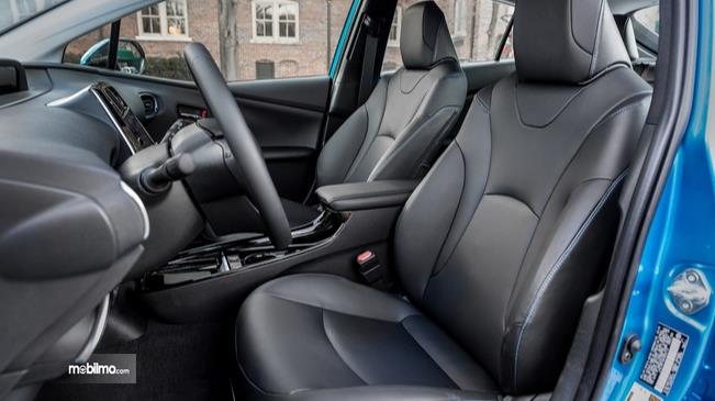 kursi Toyota Prius 2019 berwarna abu-abu dan hitam