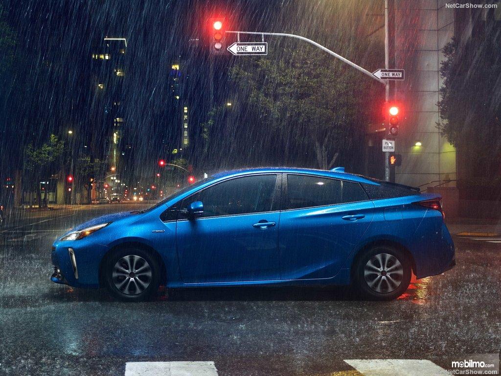 eksterior samping Toyota Prius 2019 berwarna biru