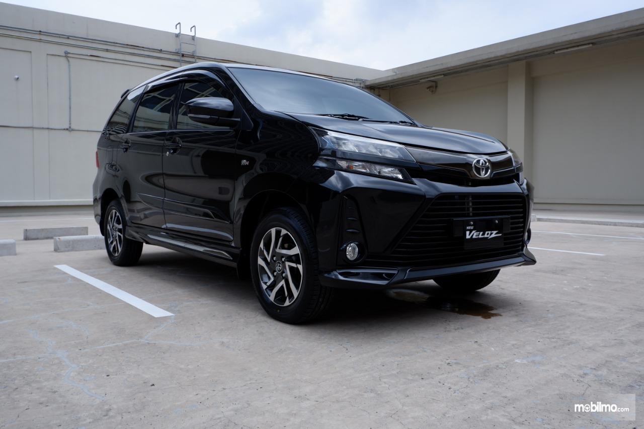 tampilan depan Toyota Avanza Veloz 2019 berwarna hitam