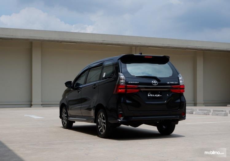 tampilan belakang Toyota Avanza Veloz 2019 berwarna hitam