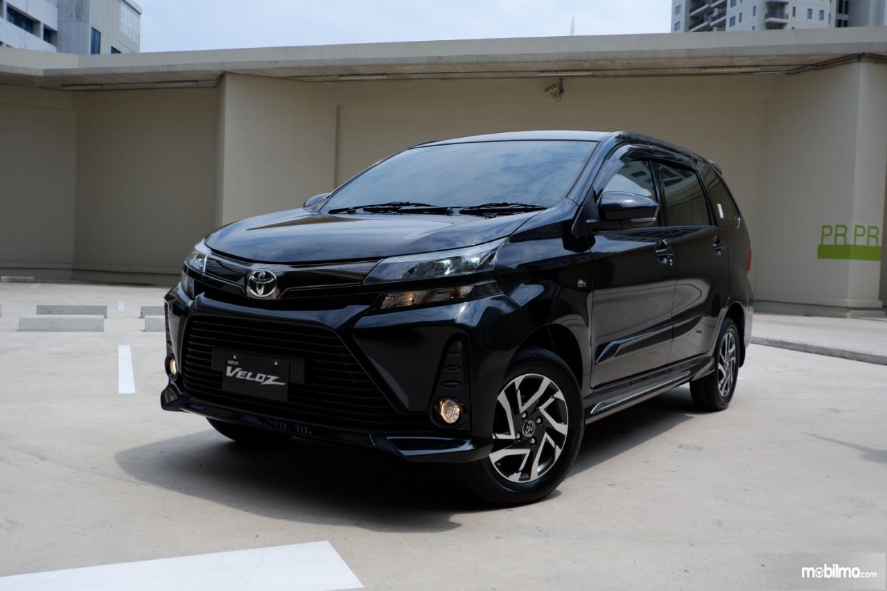 mobil baru Toyota Avanza Veloz 2019 berwarna hitam