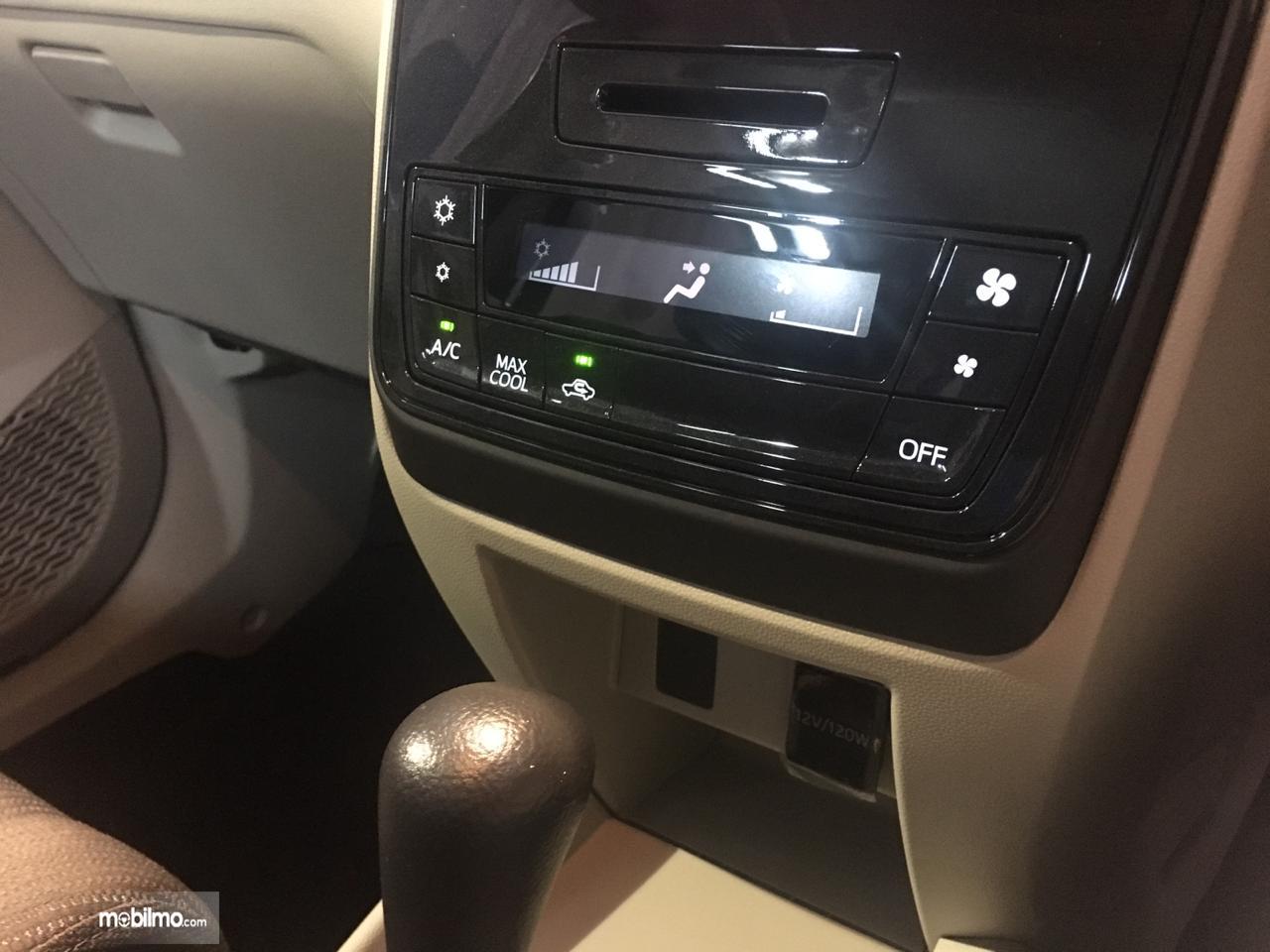 Tampak Panel pengatur AC digital di Daihatsu Grand New Xenia R A/T 1.3 2019