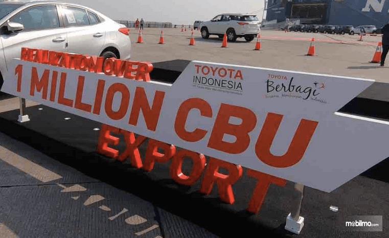 Gambar ini menunjukkan papan informasi mengenai seremoni 1 juta ekspor CBU mobil Toyota